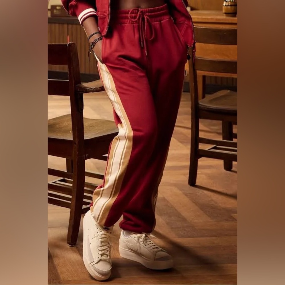 NWT. Fabletics. Year Round Terry Seamed Sweatpant. Brick Red/Tan. Size Medium.